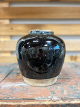 Load image into Gallery viewer, Vintage Small Leon Pot
