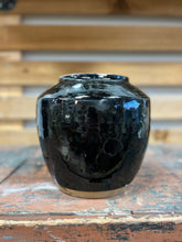 Load image into Gallery viewer, Vintage Small Leon Pot
